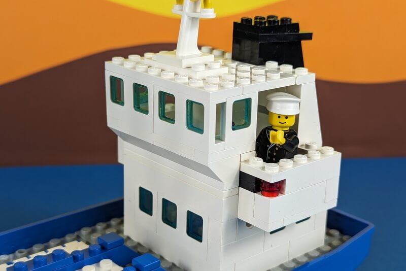 Brücke des Lego-Frachters mit Kapitän.