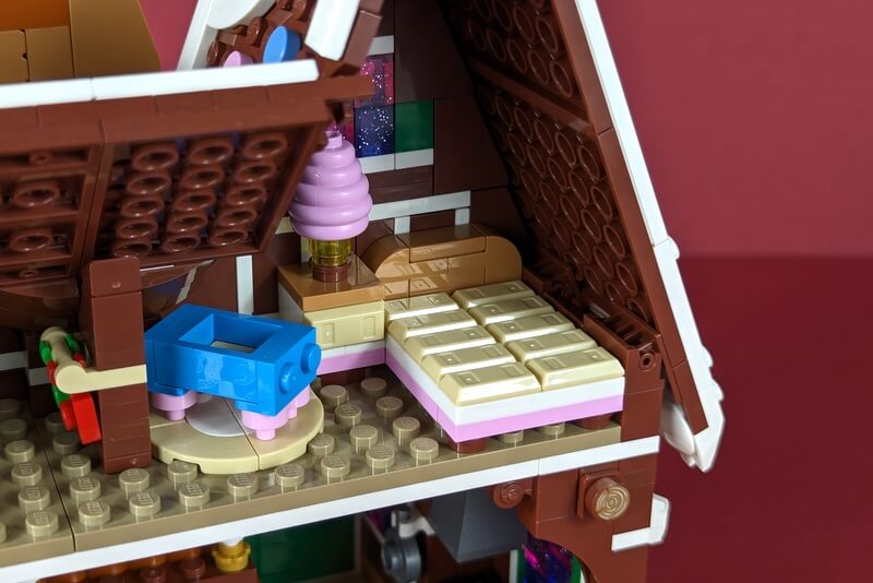 Ein Schlafzimmer aus Lego gebaut mit einem Bett, dass aussieht wie aus Schokolade.