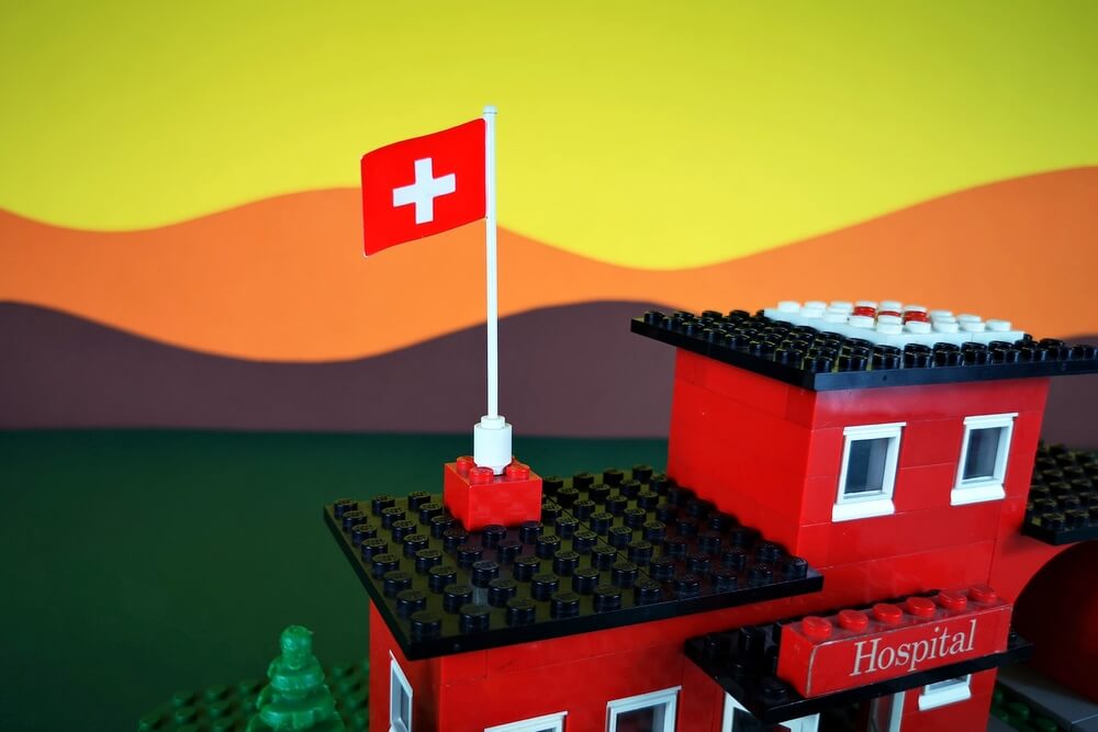 Schweizer Fahne von LEGO. Die Fahne ist rot und trägt das bekannte weiße Kreuz.