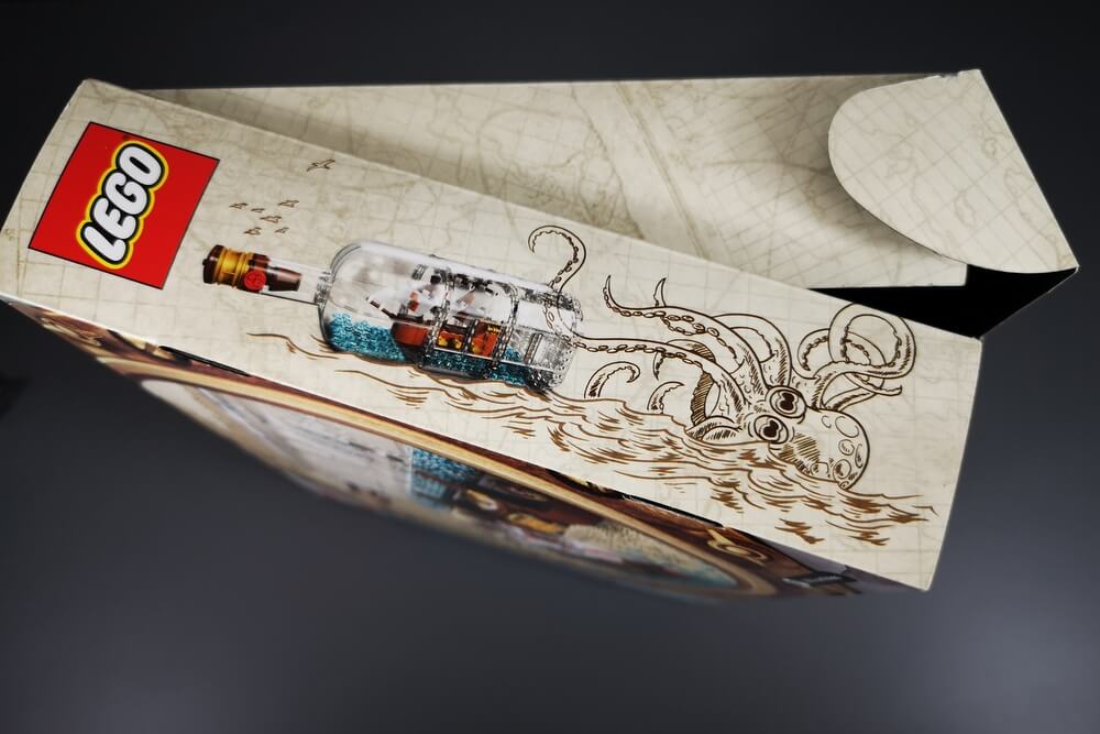 Ein gezeichnetes Seeungeheuer greift sich das Schiff in der Flasche von LEGO mit seinen langen Tentakeln.