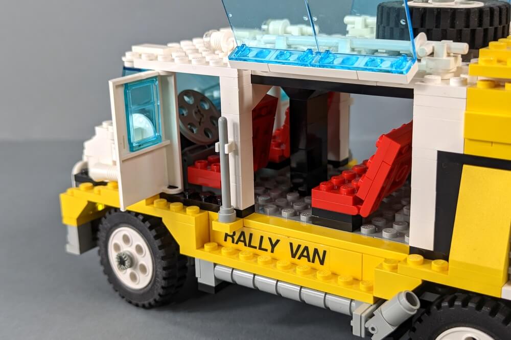 Verstellbare Lego-Sitze im Innenraum des Vans.