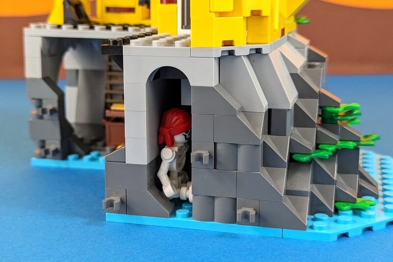 Ein Skelett liegt im Keller unter dem Gefängnis.