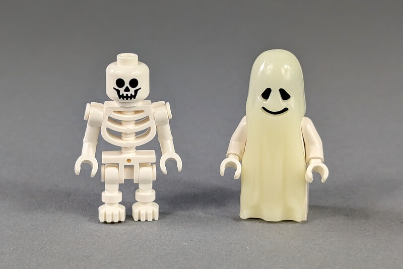Lego-Skelett-Figur und leuchtender Geist.