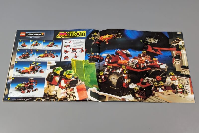 Die Seiten 36 und 27 zeigen die berühmten M-Tron-Sets, die Lego 1990 im Sortiment hat.