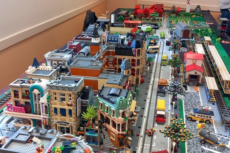 Lego-Stadt auf einer sehr großen Tischplatte.