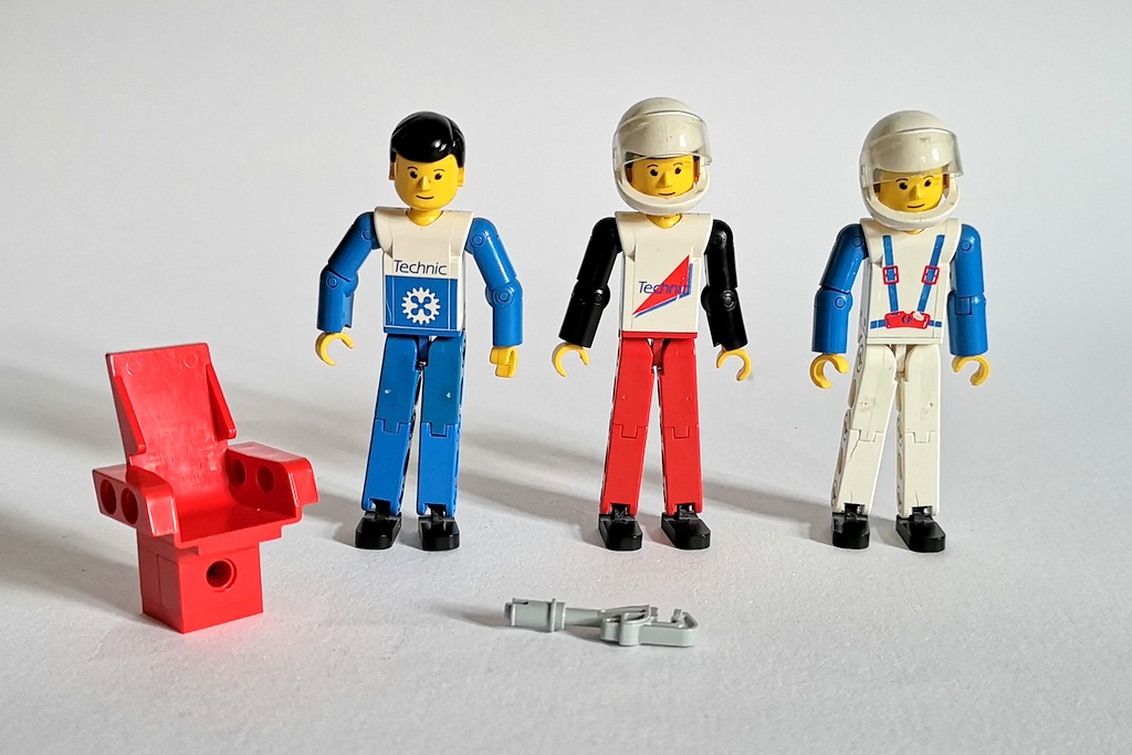 Diese drei LEGO-Figuren mit Accessoires sind in LEGO-Set 8712 enthalten. 