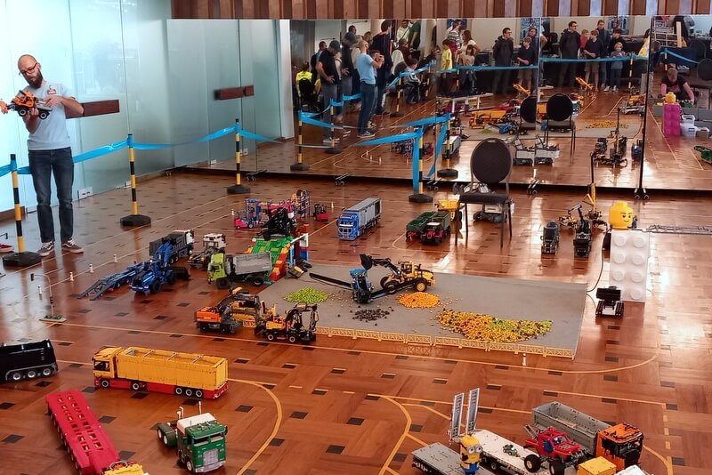 Lego-Technic-Modelle live präsentiert vor Publikum.