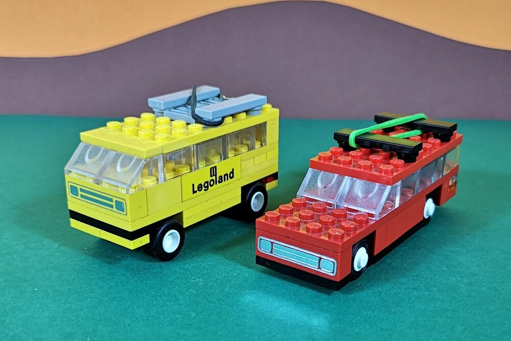 Selbst gebauter T3 von VW aus gelben LEGO-Steinen und ein Volvo 245 in roten Bausteinen.