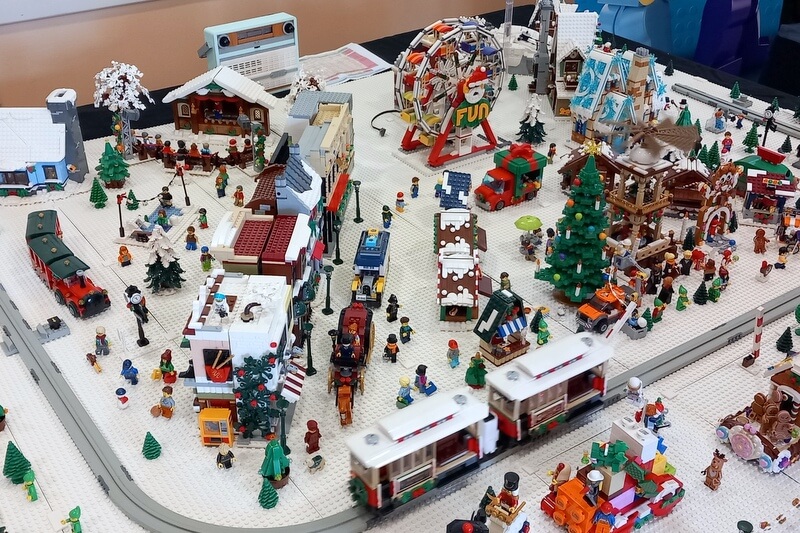 Diorama aus Weihnachtssets von Lego mit viel Schnee aus Bausteinen.