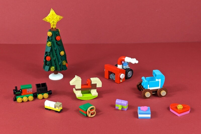 Weihnachtsbaum aus Lego-Bausteinen mit Geschenken und Spielzeug ebenfalls aus Bausteinen gebaut.