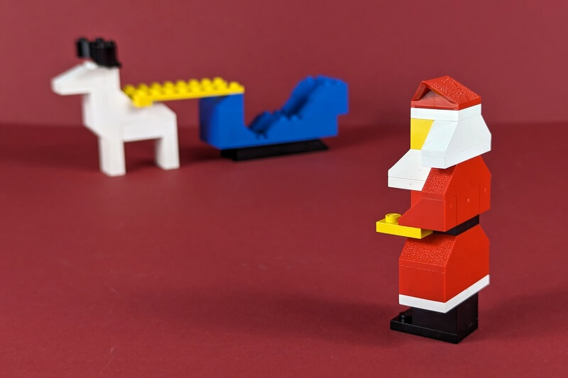 Hier sieht man den Weihnachtsmann von hinten und erkennt dabei die tolle Optik aus gebauten Lego-Steinen.