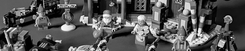 Zu sehen ist der LEGO-Weihnachtsmann, Frau Weihnachtsmann, und die Elfen, die tolle Weihnachtssets als Geschenke basteln.