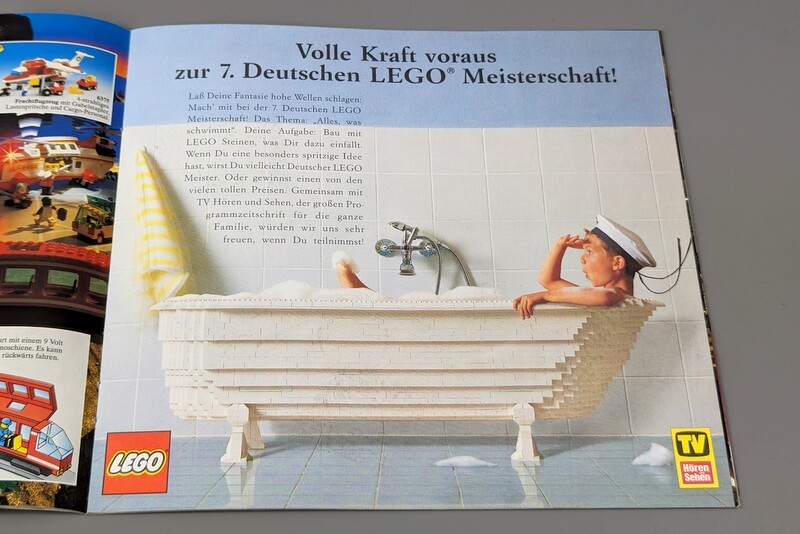 Werbebanner von Lego zur siebten deutschen Lego-Meisterschaft mit einem Jungen, der in einer Badewanne sitzt, die aus Lego-Steinen gebaut ist.