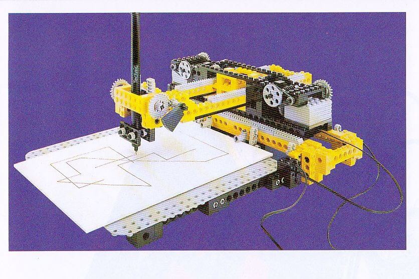 Aus gelben Lego-Steinen gebaute voll funktionstüchtige Zeichenmaschine mit Motor und Stift.