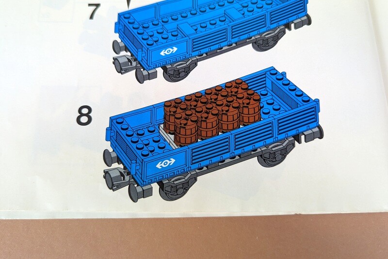 Nach 8 Bauschrotten ist der blaue Fracht-Anhänger für den Lego-Zug fertig.
