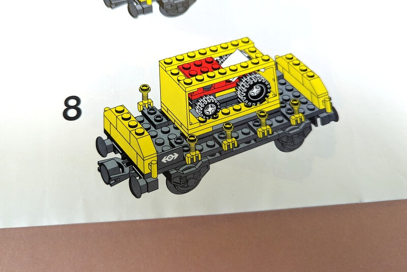 Frachtwagen für den Lego-Zug, der in 8 Bauschritten gebaut wird.