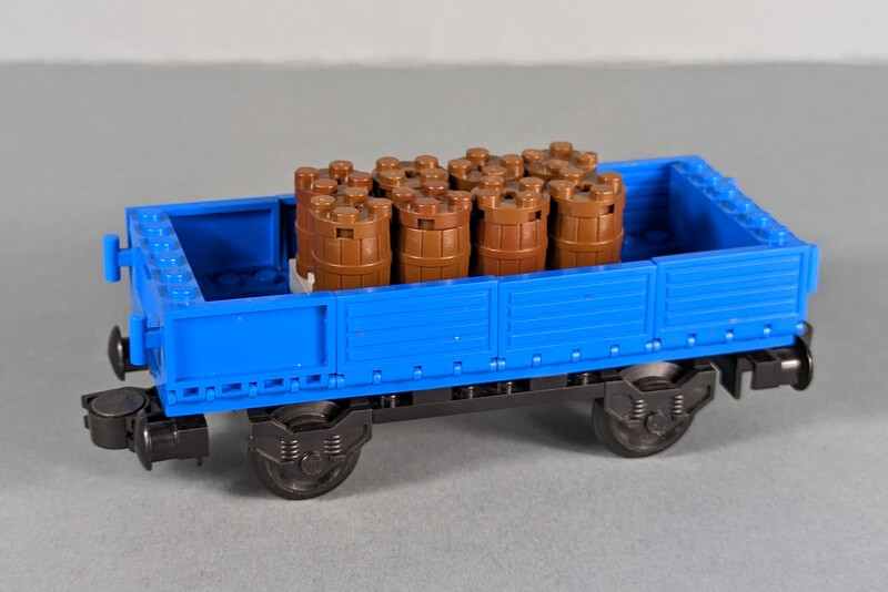 Transport-Waggon für einen Lego-Zug in Blau.