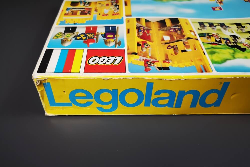 Der blaue Legoland-Schriftzug auf gelbem Untergrund taucht das erste Mal 1978 auf. 