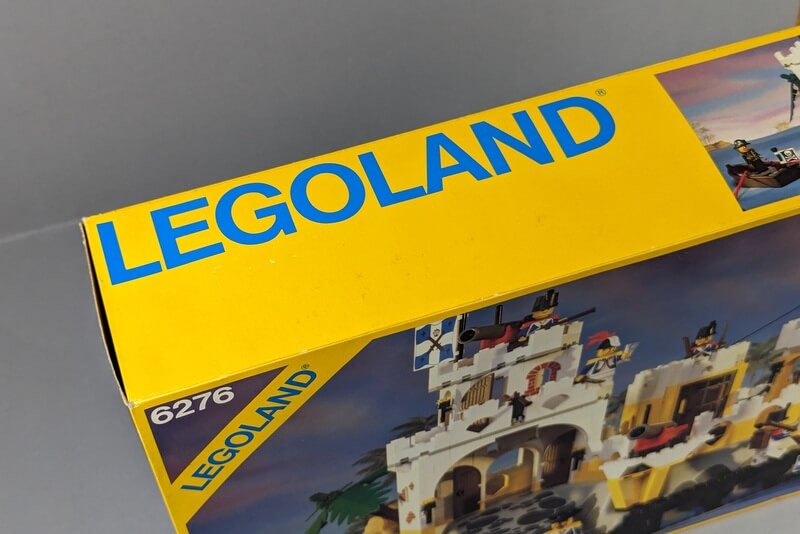 Der berühmte Legoland-Schriftzug in Blau auf gelben Untergrund auf einem Karton der 80er-Jahre.