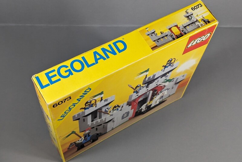 Der berühmte Legoland-Schriftzug in blauer Farbe auf dem gelben Karton.
