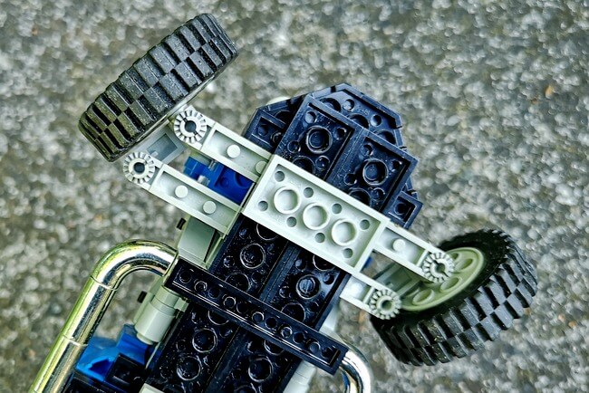 Die Lenkung auf dem Bild stammt aus einem Hot-Rod der Model-Team-Serie. Verbaut sind stabile LEGO-Technic-Elemente.