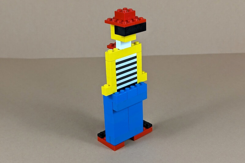 Der Clown aus bunten Lego-Steinen von hinten.