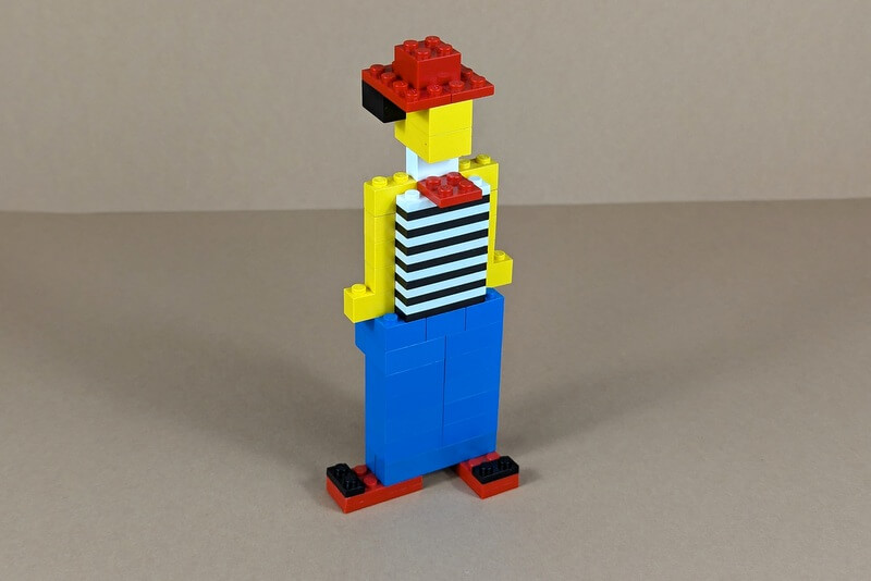 Eine sehr lustige Clowns-Figur gebaut aus bunten Lego-Steinen.