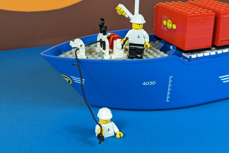 Szene zeigt Mann über Bord an einem Lego-Modell.