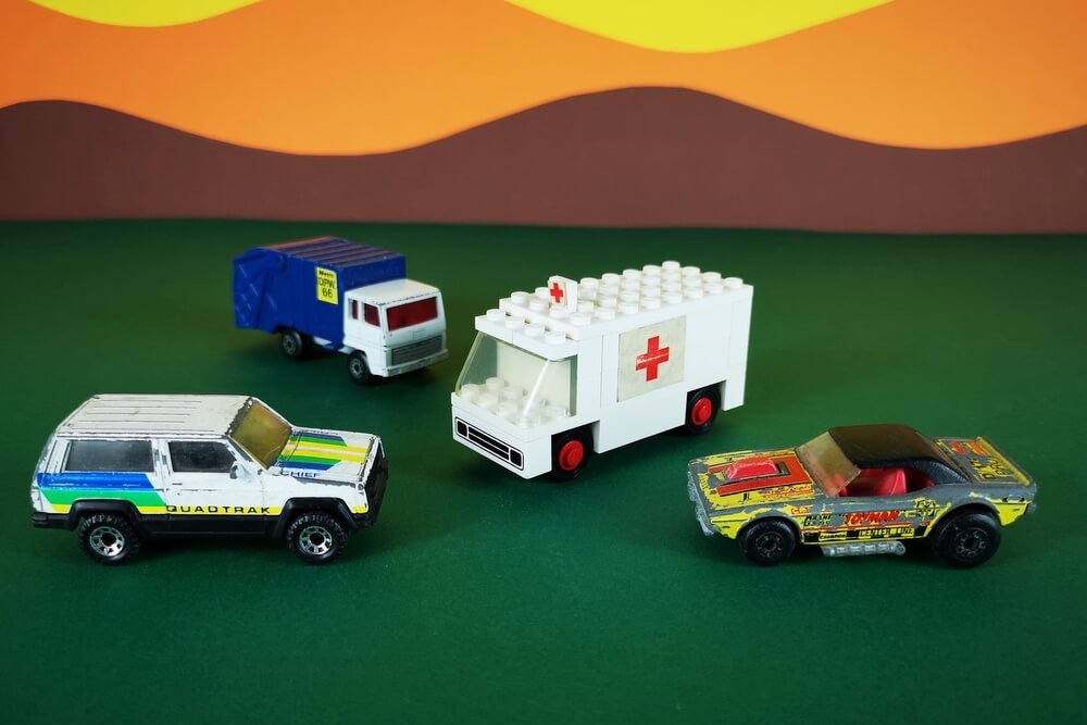 Mitte der 70er-Jahre konnte man Matchbox-Autos gut mit LEGO-Autos kombinieren. Auf dem Bild sieht man, dass die Größe in etwa gleich ist. 
