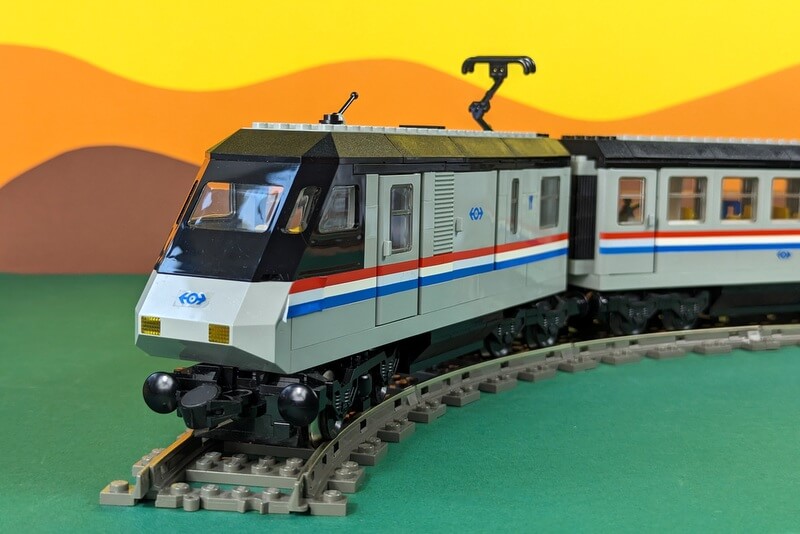 Der Metroliner von vorn in Eisenbahn-Diorama.