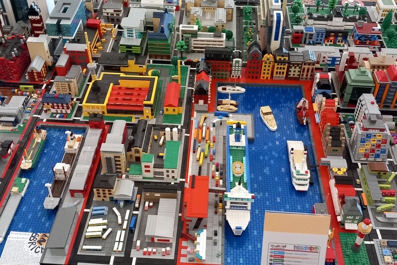 Ganz kleiner Miniaturmaßstab einer Lego-Stadt.