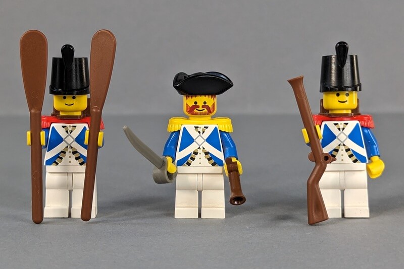 Das Bild zeigt drei Blaurock-Soldaten von Lego mit Waffen.