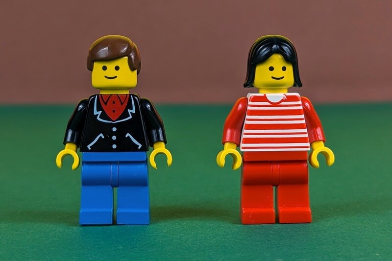 Die Minifiguren des Sets auf einem Bild. Ein Lego-Mann und eine Lego-Frau.