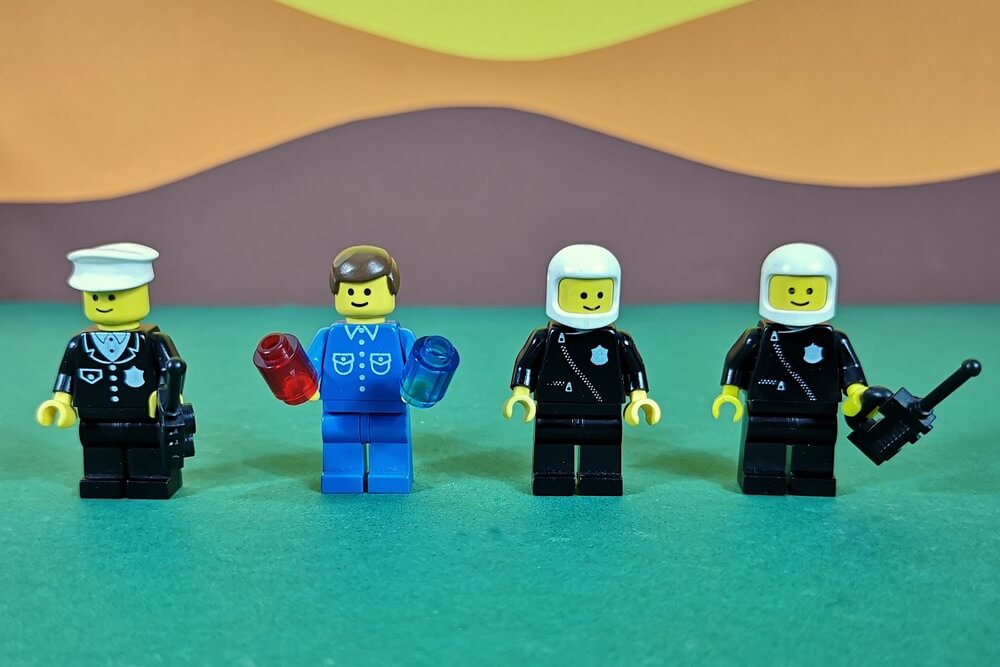 Vier klassische Polizei-Minifiguren von Lego. Sie wurden genau so Ende der 70er-Jahre und auch in der 80er-Jahren verwendet.