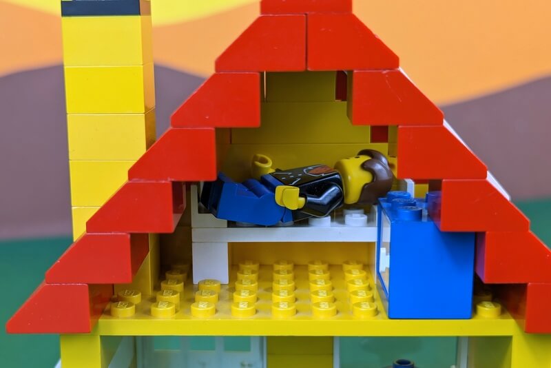 Mittagsschlaf-Szene mit der Minifigur im Lego-Haus.
