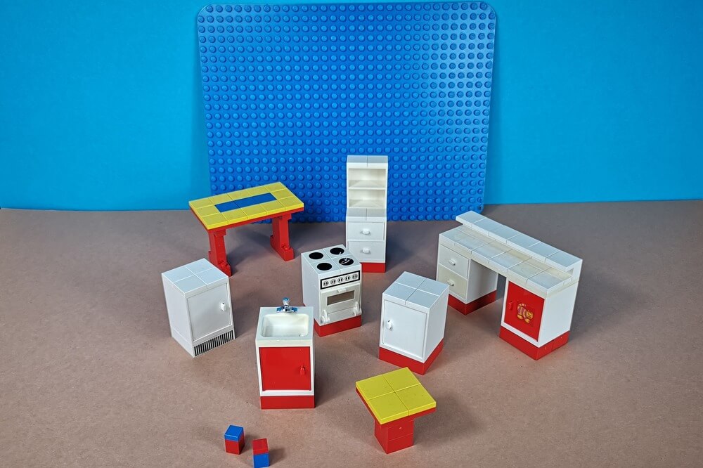 Auf der blauen Grundplatte werden die Lego-Steine so angeordnet, dass eine schöne kleine Küche entsteht, die Mädchen und Jungen jederzeit einfach umbauen und erweitern können.