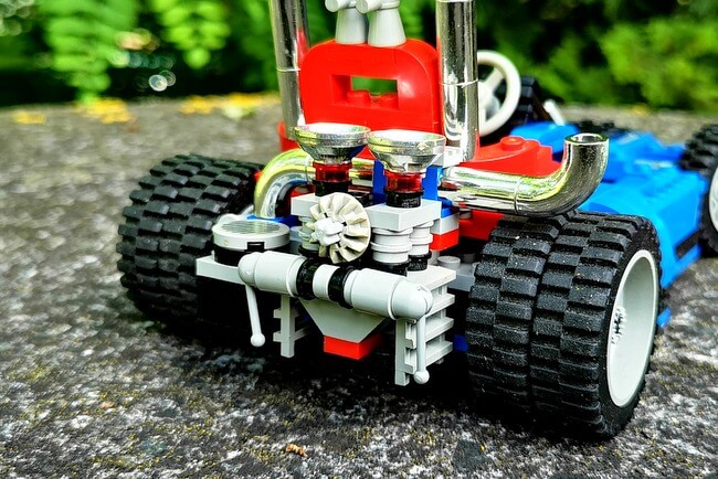 Motor aus LEGO-Elementen mit Ansaugtrichtern aus Chrome-Teilen, die aussehen wie Lampenschirme.