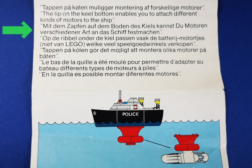 Auszug aus der Bauanleitung. Im Text wird auf Motoren hingewiesen, die man zusätzlich für das Polizeiboot kaufen kann, um das kleine Boot im Wasser fahren zu lassen.
