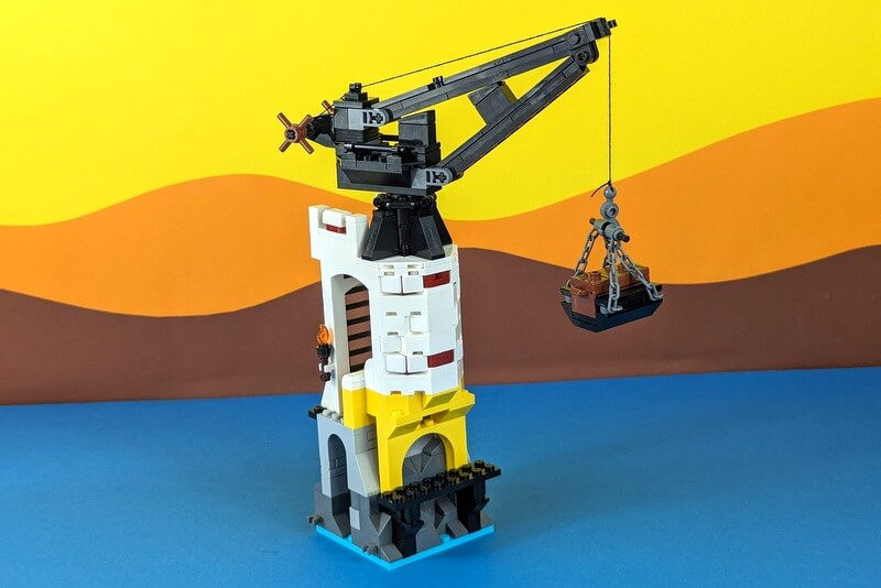 Lego-Festungs-Turm mit voll funktionstüchtigem Drehkran.