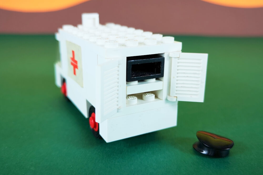 Wenn in den LEGO-Krankenwagen ein Patient geschoben wird, erinnert das optisch an einen Schrank in der Pathologie.