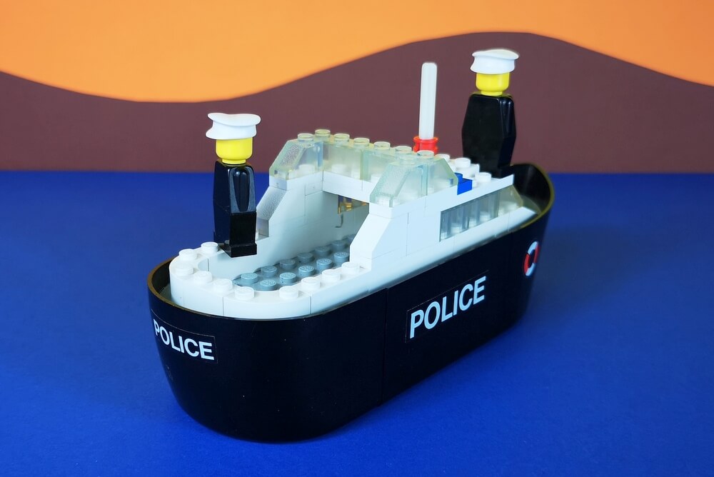 Von hinten sieht das Polizeischiff so aus.