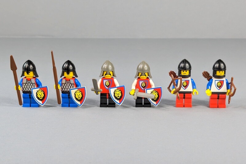 Sechs ritterliche Soldaten der Royal Knights von Lego.