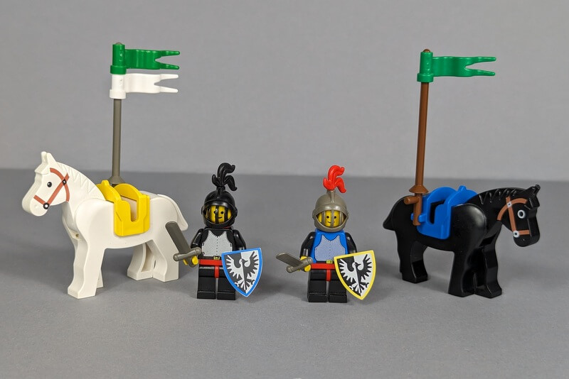 Ritter-Minifiguren mit Pferden und Waffen.
