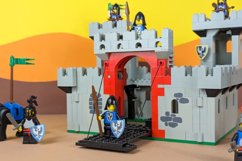 Detailaufnahme des rotes Tors von Lego-Burg 6073.