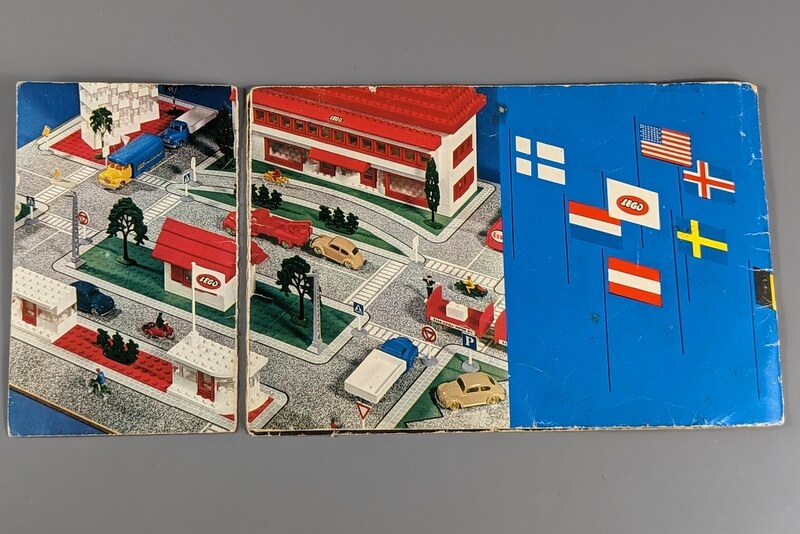 Rückseite von Lego-Ideenbuch 1 mit einer Stadtszene gebaut aus Lego-Steinen mit kleinen Lego-Autos der 60er-Jahre.