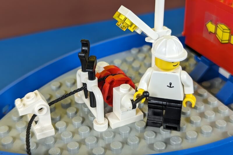 Ein Seilzug vorn am Schiff aus Lego gebaut.