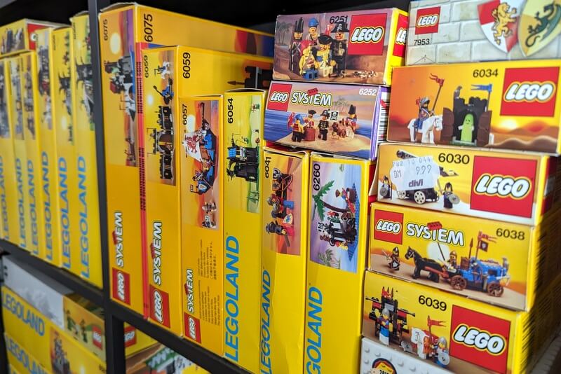 Seltene alte Kartons von Lego-Rittersets im Regal. 