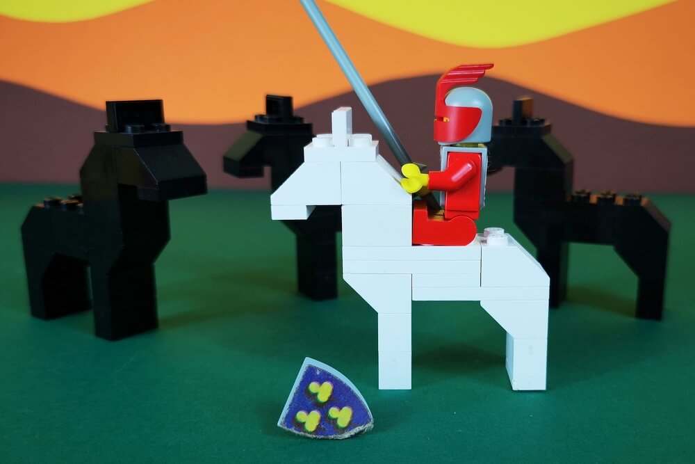 Ritter sitzt auf dem Rücken eines Pferdes.
