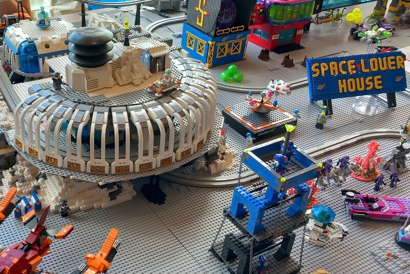 Space-Lover-Haus aus Lego-Bausteinen.