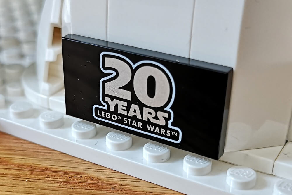Der Sonderstein von Lego zeigt den Druck 20 Jahre Star Wars.